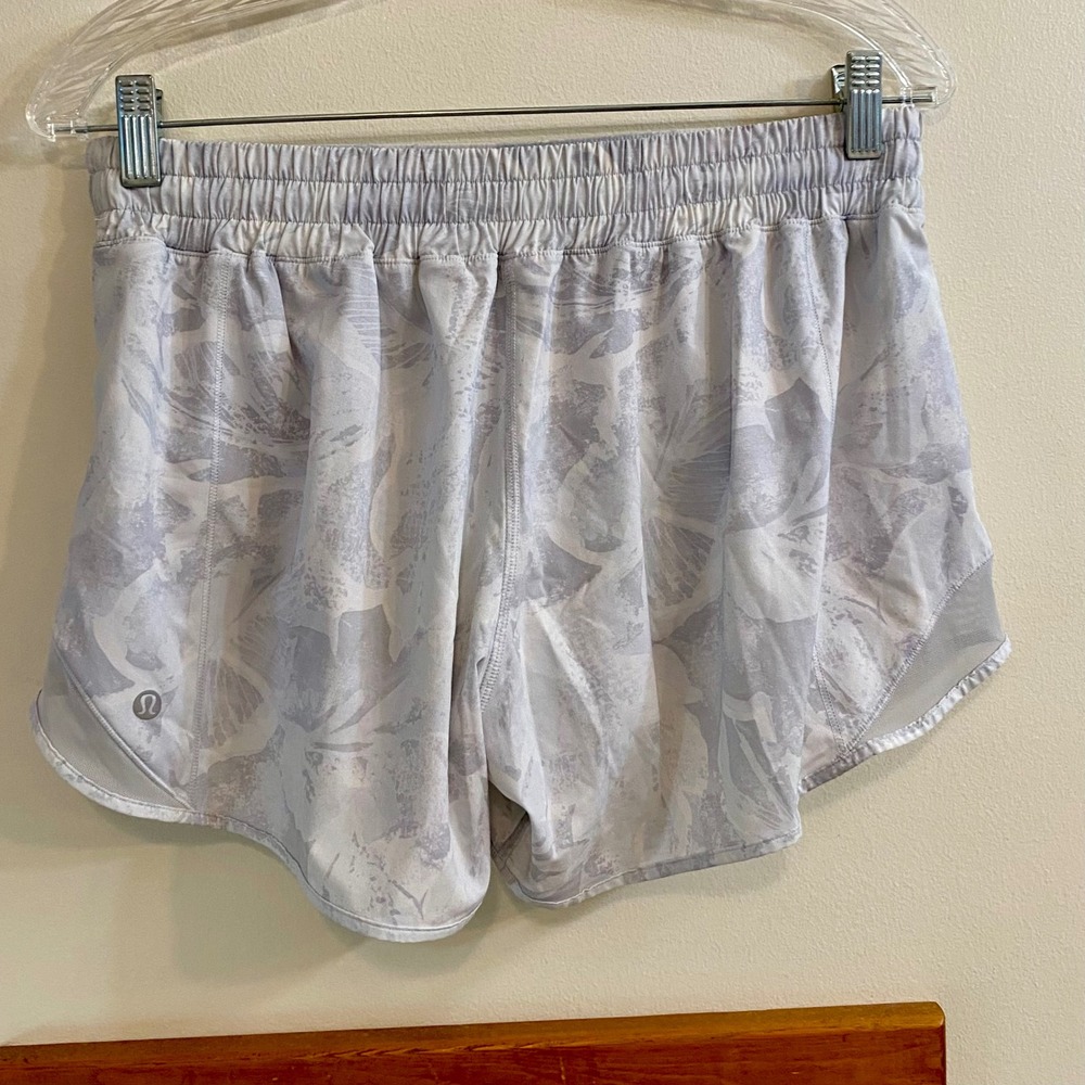 Lululemon Hotty Hot Short II Long 4" White Mini Tropical Shadow Starlight 10
